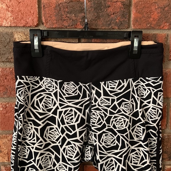 Lululemon Black White Rose Posey Print Real Quick Crop Legging Capri - Picture 4 of 10